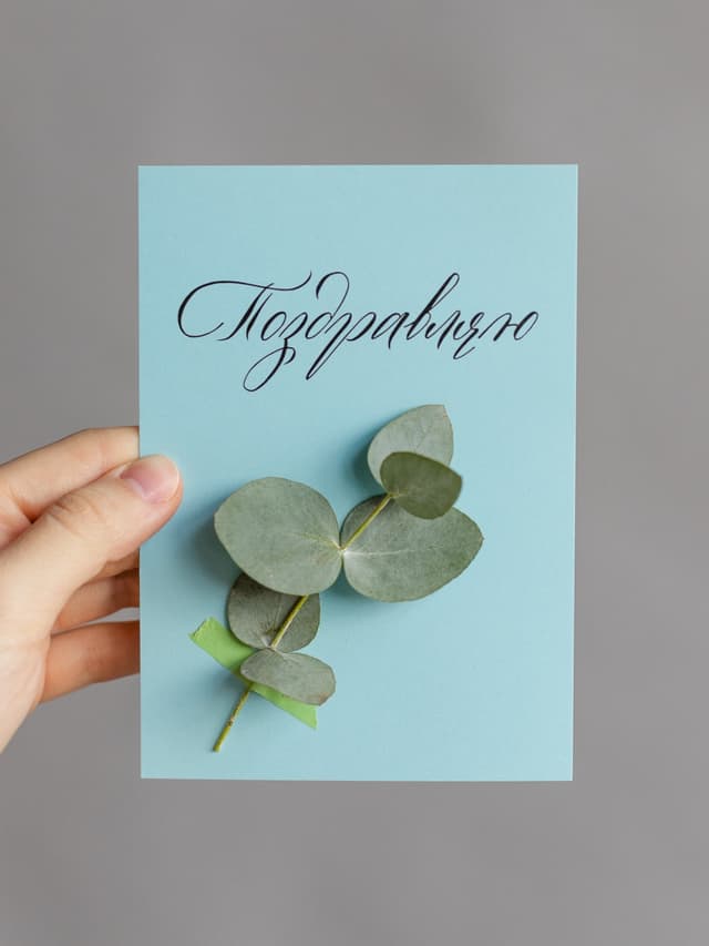 Открытка с каллиграфией "Поздравляю" голубая